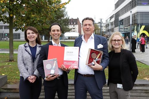 Raffaela Kalmbach (v.r.) vom Stipendien- & Alumni-Management im Dezernat Kommunikation & Marketing, Ralf Koch, Gemeindienstbeauftragter des Rotary Clubs Ratingen, Jorge Yen und Simone Fischer freuen sich auf die künftige Zusammenarbeit zur Förderung besonders engagierter Studierender.